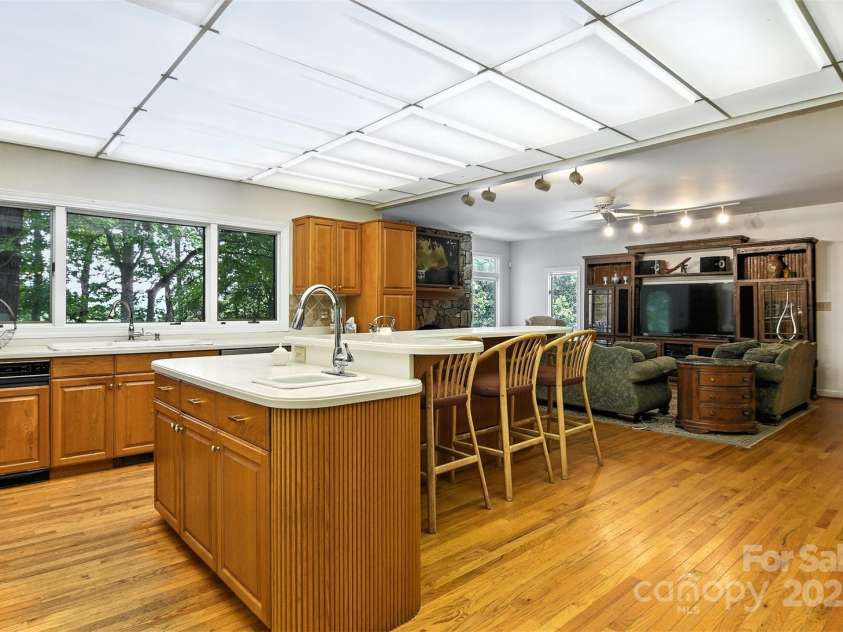 5042 Ridgeland Drive, Hickory, NC 28602.  MLS# CAR4290958, YatesRealty ID 34528. 