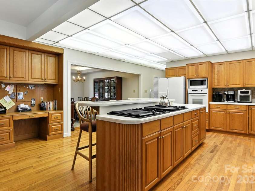 5042 Ridgeland Drive, Hickory, NC 28602.  MLS# CAR4290958, YatesRealty ID 34528. 