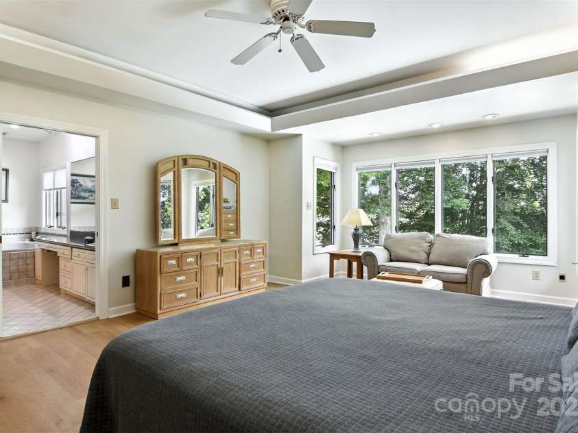 5042 Ridgeland Drive, Hickory, NC 28602.  MLS# CAR4290958, YatesRealty ID 34528. 