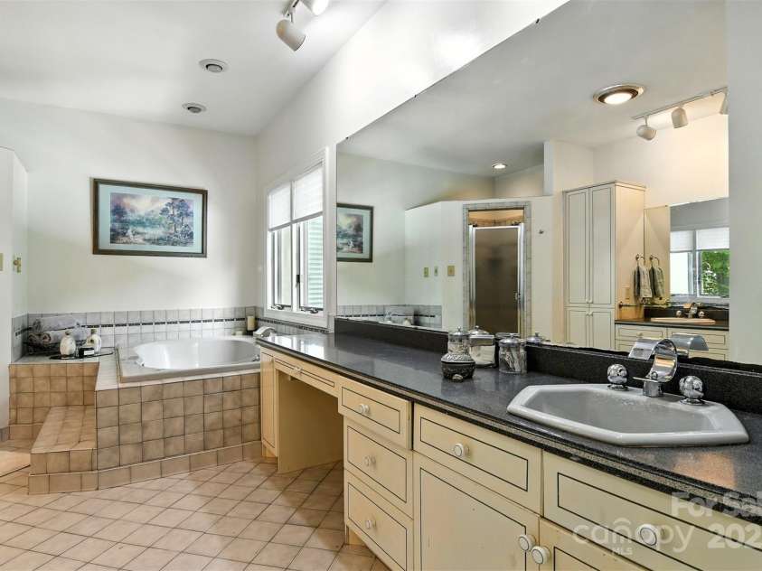 5042 Ridgeland Drive, Hickory, NC 28602.  MLS# CAR4290958, YatesRealty ID 34528. 