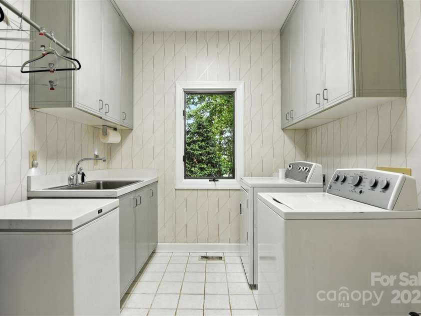 5042 Ridgeland Drive, Hickory, NC 28602.  MLS# CAR4290958, YatesRealty ID 34528. 