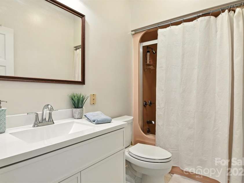 5042 Ridgeland Drive, Hickory, NC 28602.  MLS# CAR4290958, YatesRealty ID 34528. 