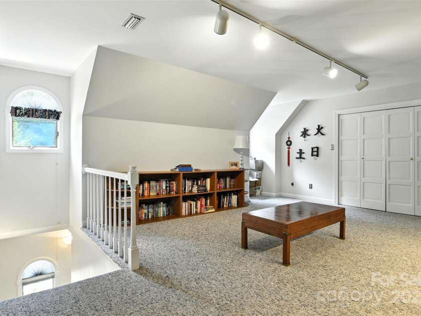 5042 Ridgeland Drive, Hickory, NC 28602.  MLS# CAR4290958, YatesRealty ID 34528. 