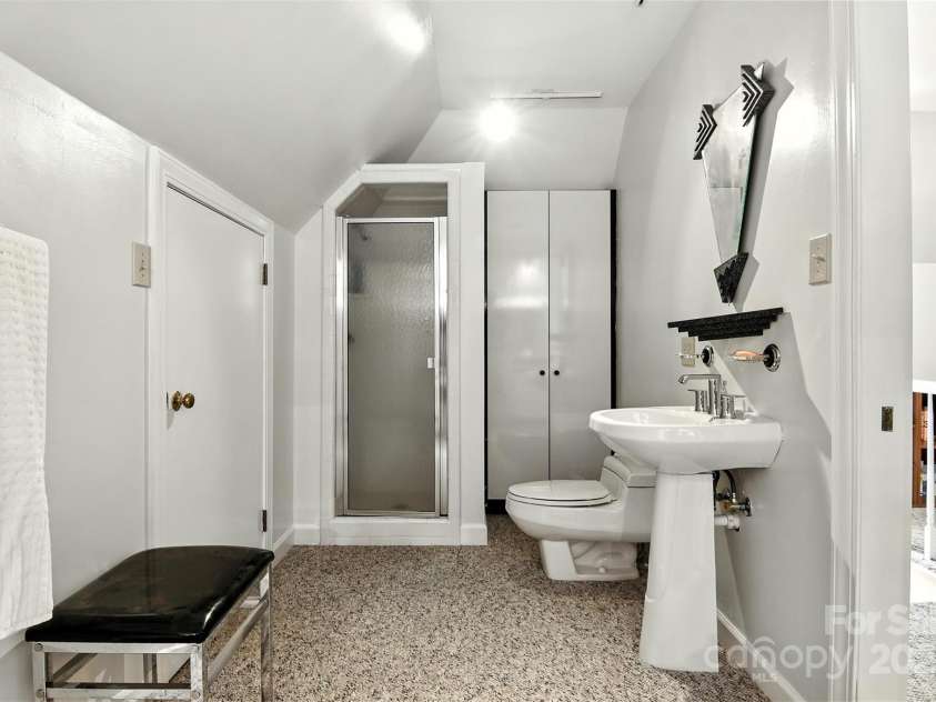 5042 Ridgeland Drive, Hickory, NC 28602.  MLS# CAR4290958, YatesRealty ID 34528. 