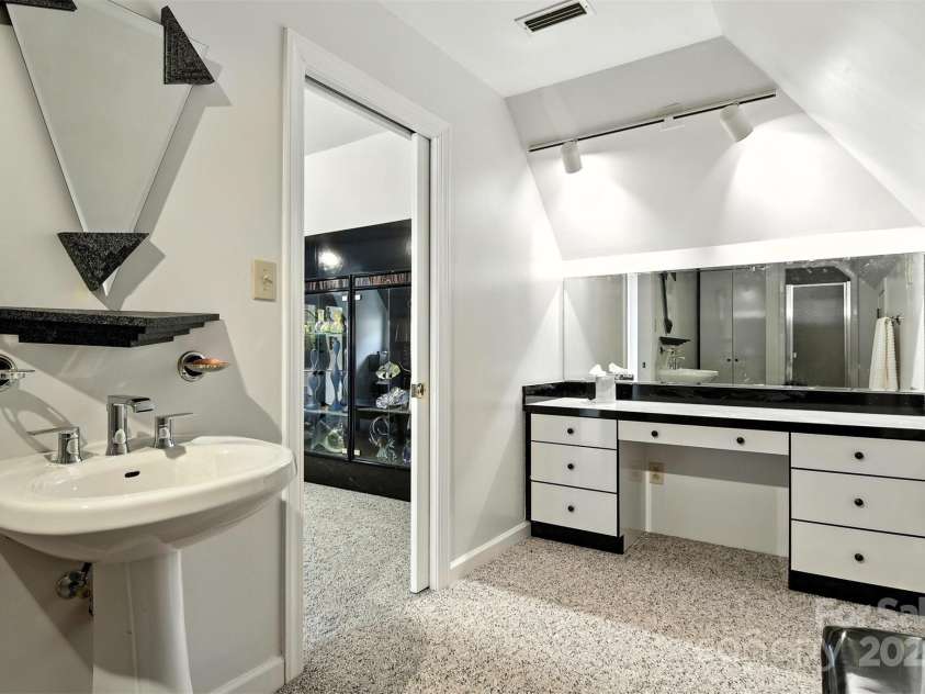 5042 Ridgeland Drive, Hickory, NC 28602.  MLS# CAR4290958, YatesRealty ID 34528. 