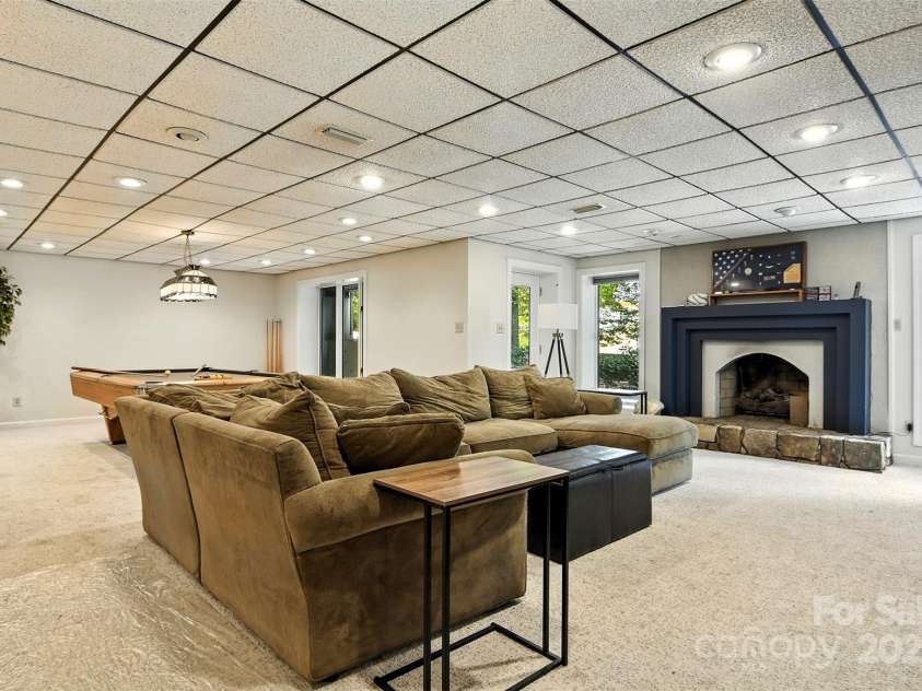 5042 Ridgeland Drive, Hickory, NC 28602.  MLS# CAR4290958, YatesRealty ID 34528. 