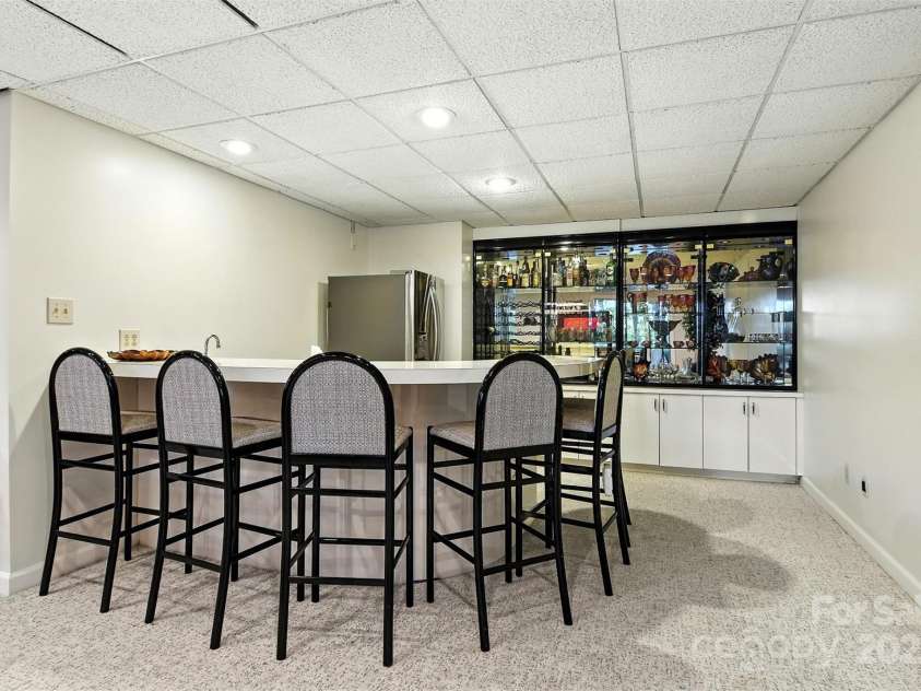 5042 Ridgeland Drive, Hickory, NC 28602.  MLS# CAR4290958, YatesRealty ID 34528. 