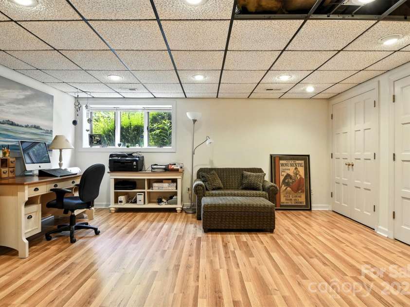 5042 Ridgeland Drive, Hickory, NC 28602.  MLS# CAR4290958, YatesRealty ID 34528. 