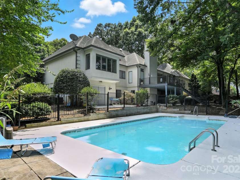 5042 Ridgeland Drive, Hickory, NC 28602.  MLS# CAR4290958, YatesRealty ID 34528. 