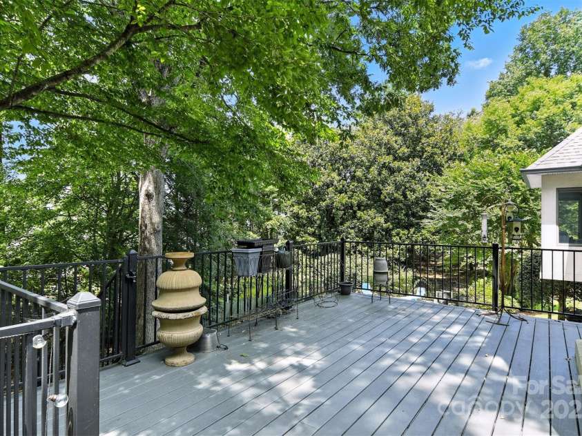 5042 Ridgeland Drive, Hickory, NC 28602.  MLS# CAR4290958, YatesRealty ID 34528. 