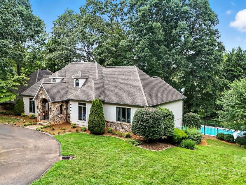 5042 Ridgeland Drive, Hickory, NC 28602.  MLS# CAR4290958, YatesRealty ID 34528. 