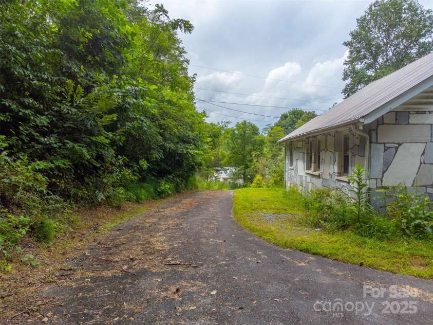 105 Marble Drive, Sylva, NC 28779.  MLS# CAR4294668, YatesRealty ID 34529. 