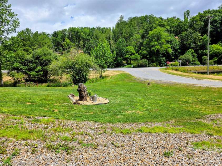 30 Evergreen Road, Burnsville, NC 28714.  MLS# CAR4391106, YatesRealty ID 34529. 