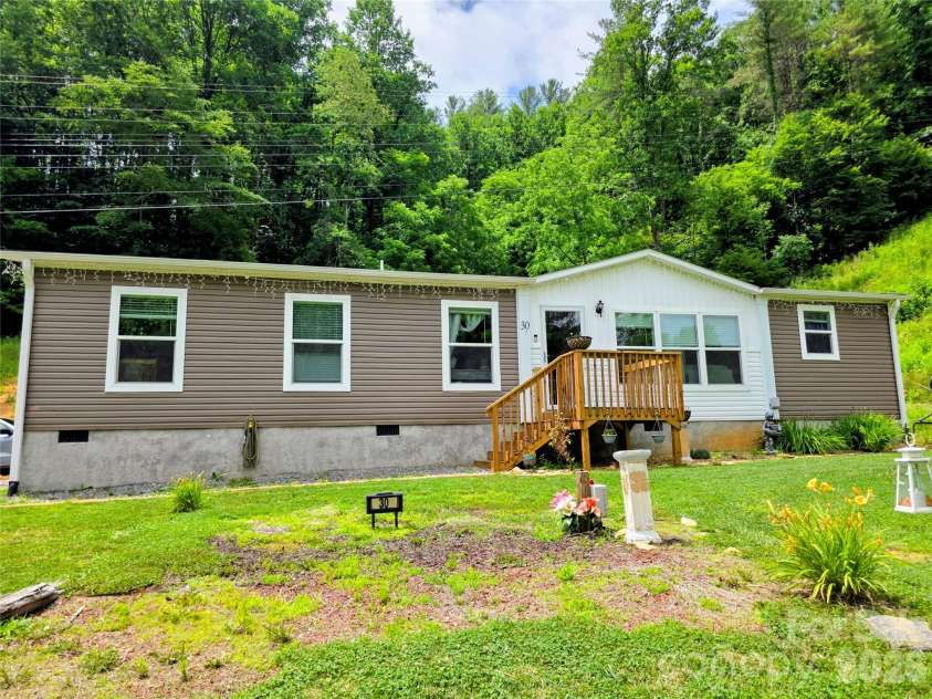 30 Evergreen Road, Burnsville, NC 28714.  MLS# CAR4391106, YatesRealty ID 34529. 