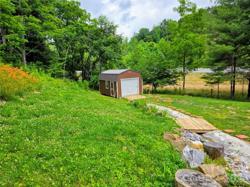 30 Evergreen Road, Burnsville, NC 28714.  MLS# CAR4391106, YatesRealty ID 34529. 