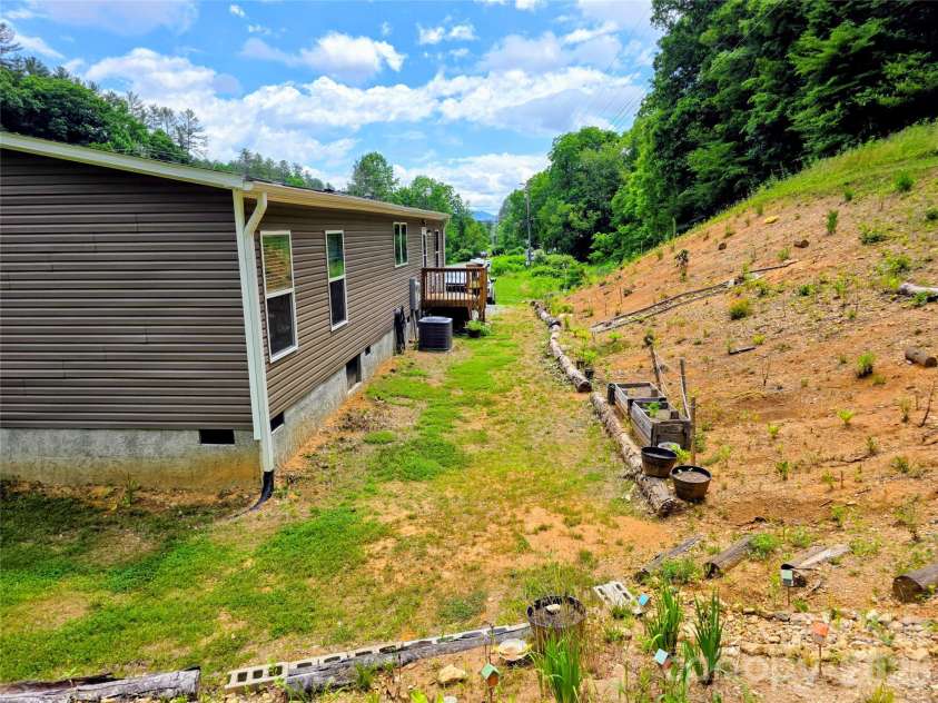 30 Evergreen Road, Burnsville, NC 28714.  MLS# CAR4391106, YatesRealty ID 34529. 