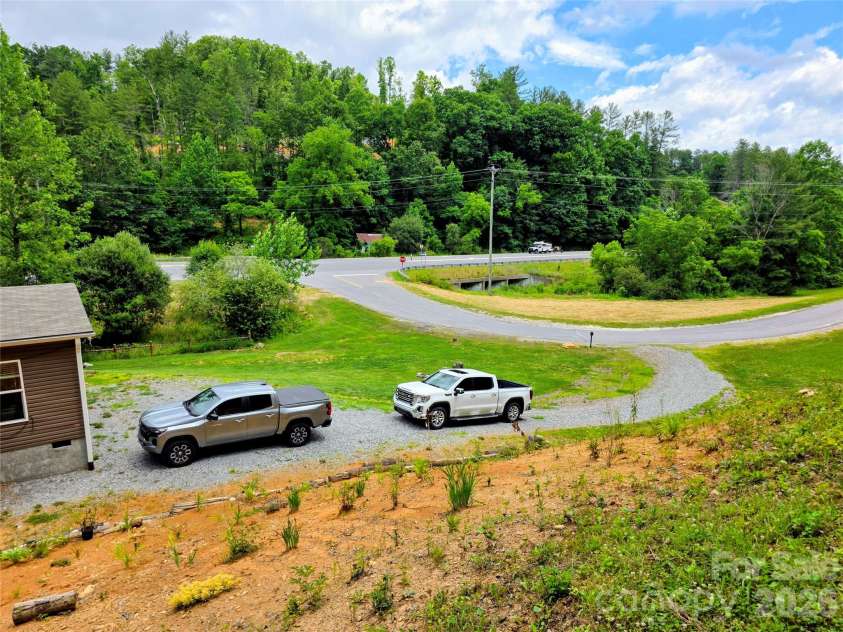 30 Evergreen Road, Burnsville, NC 28714.  MLS# CAR4391106, YatesRealty ID 34529. 