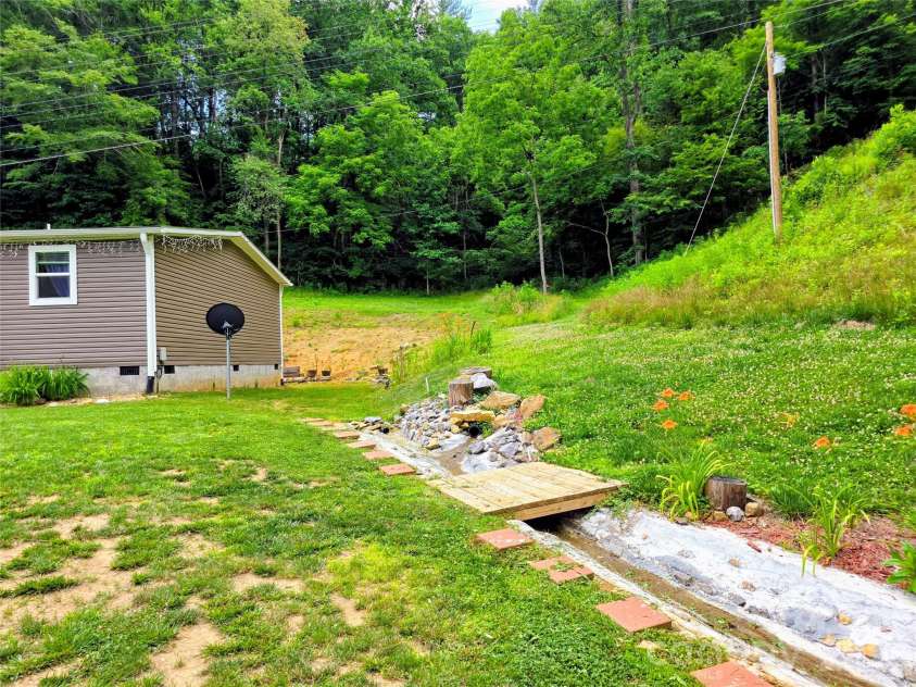 30 Evergreen Road, Burnsville, NC 28714.  MLS# CAR4391106, YatesRealty ID 34529. 