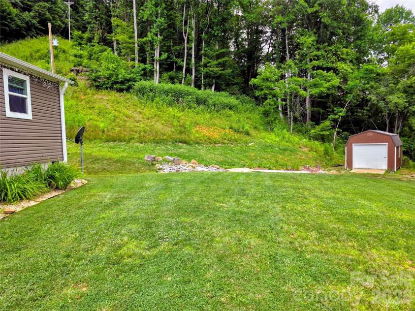 30 Evergreen Road, Burnsville, NC 28714.  MLS# CAR4391106, YatesRealty ID 34529. 