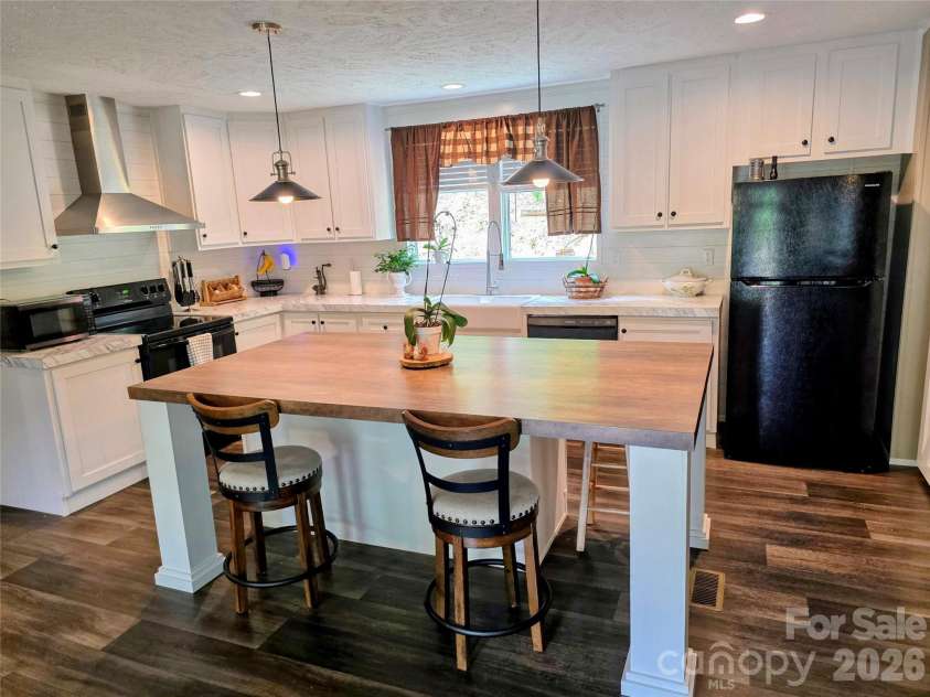 30 Evergreen Road, Burnsville, NC 28714.  MLS# CAR4391106, YatesRealty ID 34529. 