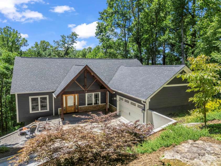 38 Scenic View Drive, Hendersonville, NC 28792.  MLS# CAR4288611, YatesRealty ID 34530. 