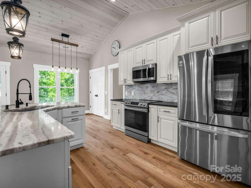 38 Scenic View Drive, Hendersonville, NC 28792.  MLS# CAR4288611, YatesRealty ID 34530. 