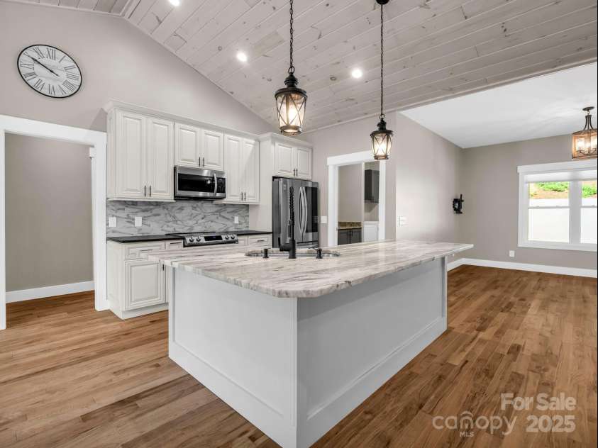 38 Scenic View Drive, Hendersonville, NC 28792.  MLS# CAR4288611, YatesRealty ID 34530. 