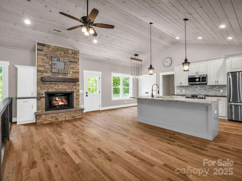 38 Scenic View Drive, Hendersonville, NC 28792.  MLS# CAR4288611, YatesRealty ID 34530. 