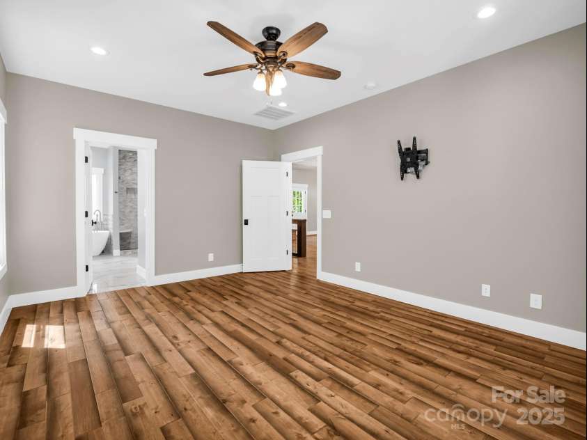 38 Scenic View Drive, Hendersonville, NC 28792.  MLS# CAR4288611, YatesRealty ID 34530. 