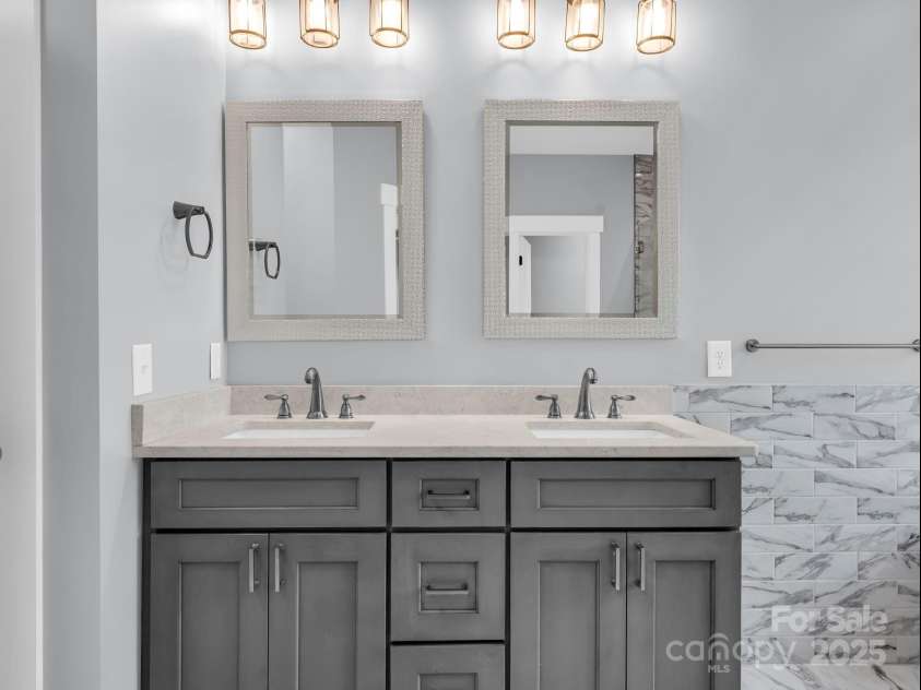 38 Scenic View Drive, Hendersonville, NC 28792.  MLS# CAR4288611, YatesRealty ID 34530. 