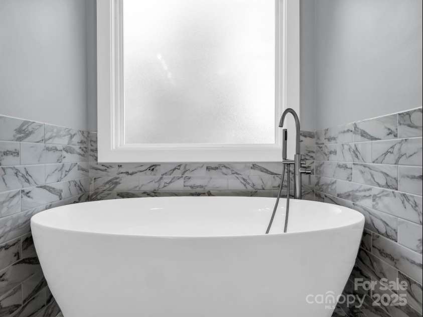 38 Scenic View Drive, Hendersonville, NC 28792.  MLS# CAR4288611, YatesRealty ID 34530. 