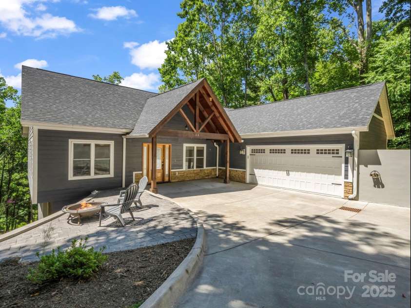 38 Scenic View Drive, Hendersonville, NC 28792.  MLS# CAR4288611, YatesRealty ID 34530. 