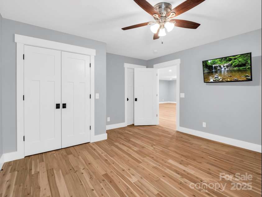 38 Scenic View Drive, Hendersonville, NC 28792.  MLS# CAR4288611, YatesRealty ID 34530. 