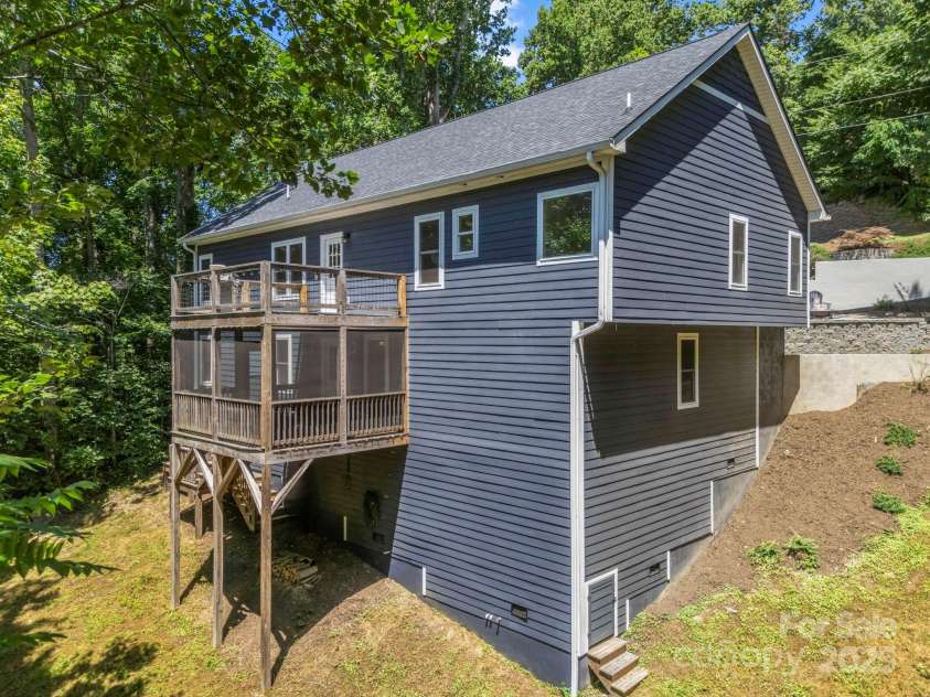 38 Scenic View Drive, Hendersonville, NC 28792.  MLS# CAR4288611, YatesRealty ID 34530. 