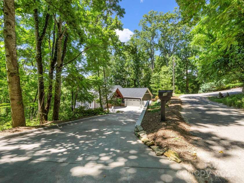 38 Scenic View Drive, Hendersonville, NC 28792.  MLS# CAR4288611, YatesRealty ID 34530. 
