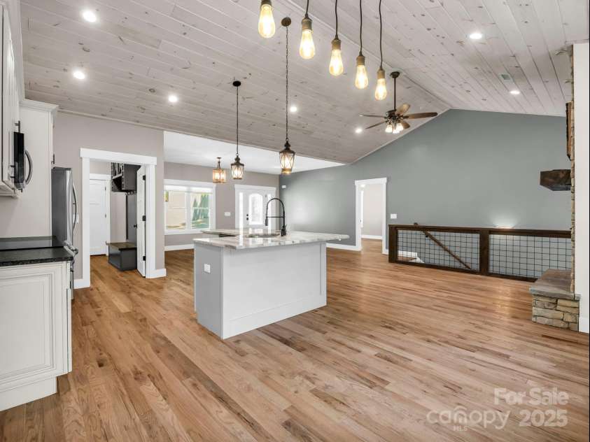 38 Scenic View Drive, Hendersonville, NC 28792.  MLS# CAR4288611, YatesRealty ID 34530. Large Open Great Room