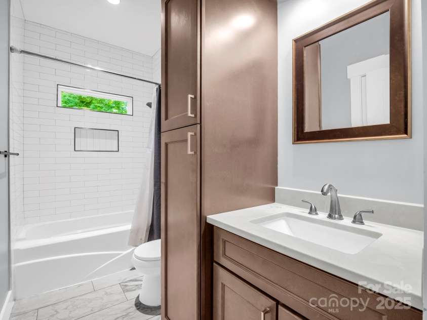 38 Scenic View Drive, Hendersonville, NC 28792.  MLS# CAR4288611, YatesRealty ID 34530. Main Floor Full Guest Bath