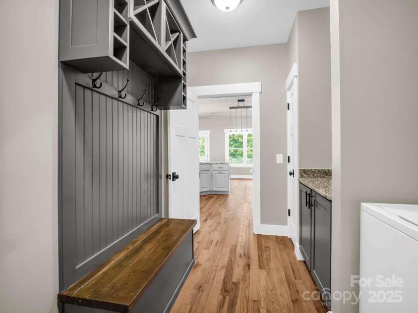 38 Scenic View Drive, Hendersonville, NC 28792.  MLS# CAR4288611, YatesRealty ID 34530. Mud/ Ante Room