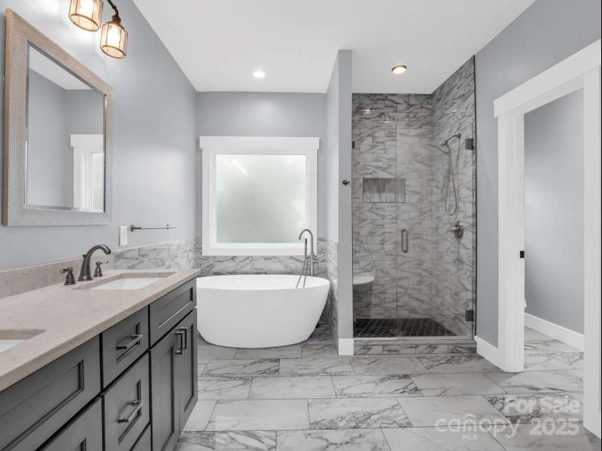 38 Scenic View Drive, Hendersonville, NC 28792.  MLS# CAR4288611, YatesRealty ID 34530. Primary Ensuite Bathroom