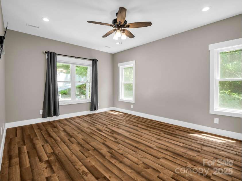 38 Scenic View Drive, Hendersonville, NC 28792.  MLS# CAR4288611, YatesRealty ID 34530. Primary Suite