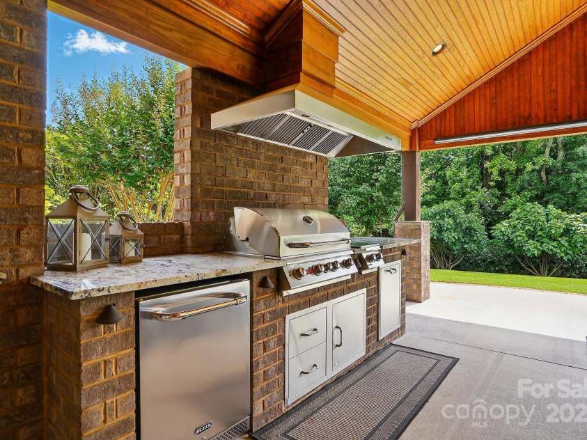 10205 Alouette Drive, Waxhaw, NC 28173.  MLS# CAR4253434, YatesRealty ID 34532. Granite countertop, Bull Fridge, 4 burner gas grill and dual side burners.