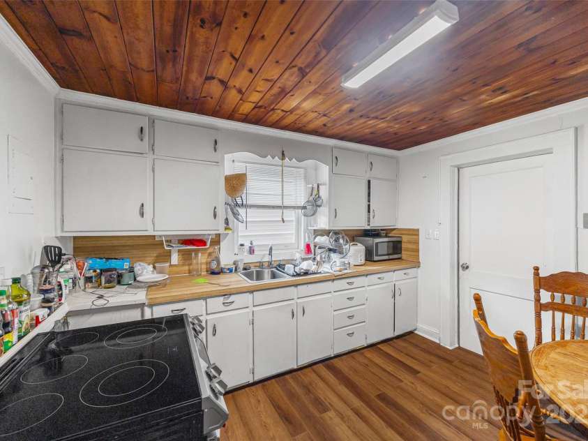 1810 Lisbon Lane, Charlotte, NC 28269.  MLS# CAR4288512, YatesRealty ID 34534. Kitchen