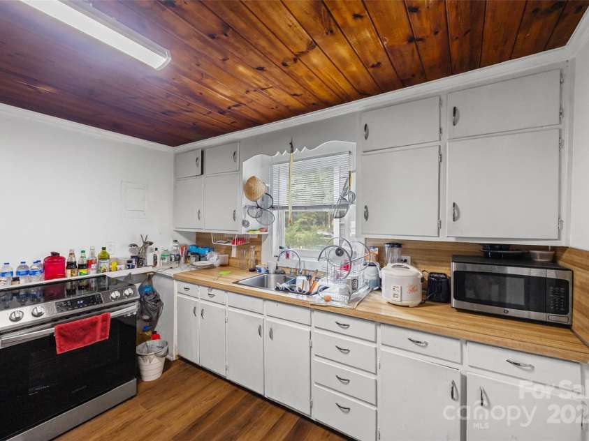 1810 Lisbon Lane, Charlotte, NC 28269.  MLS# CAR4288512, YatesRealty ID 34534. Kitchen