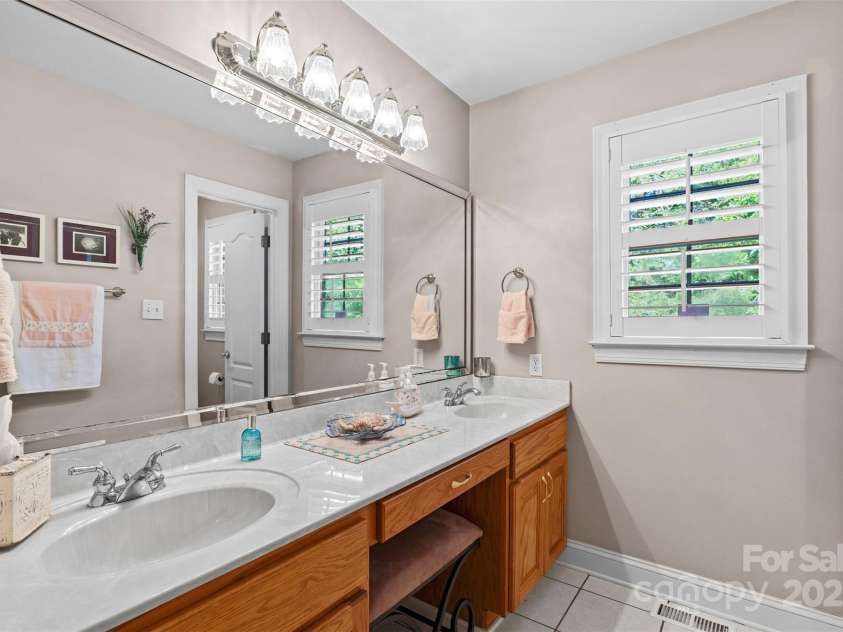 1316 Yellowood Court, Rock Hill, SC 29732.  MLS# CAR4278253, YatesRealty ID 34537. Shared Bath with Dual Vanity