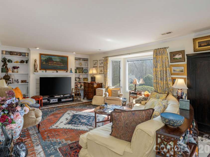 111 BLUFFVIEW Lane, Flat Rock, NC 28731.  MLS# CAR4355689, YatesRealty ID 3454. 