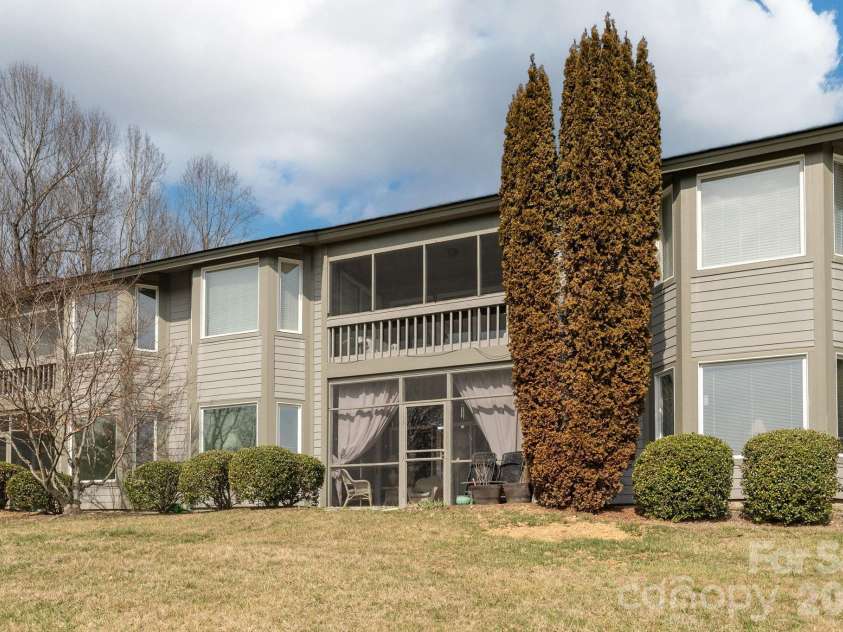 111 BLUFFVIEW Lane, Flat Rock, NC 28731.  MLS# CAR4355689, YatesRealty ID 3454. 