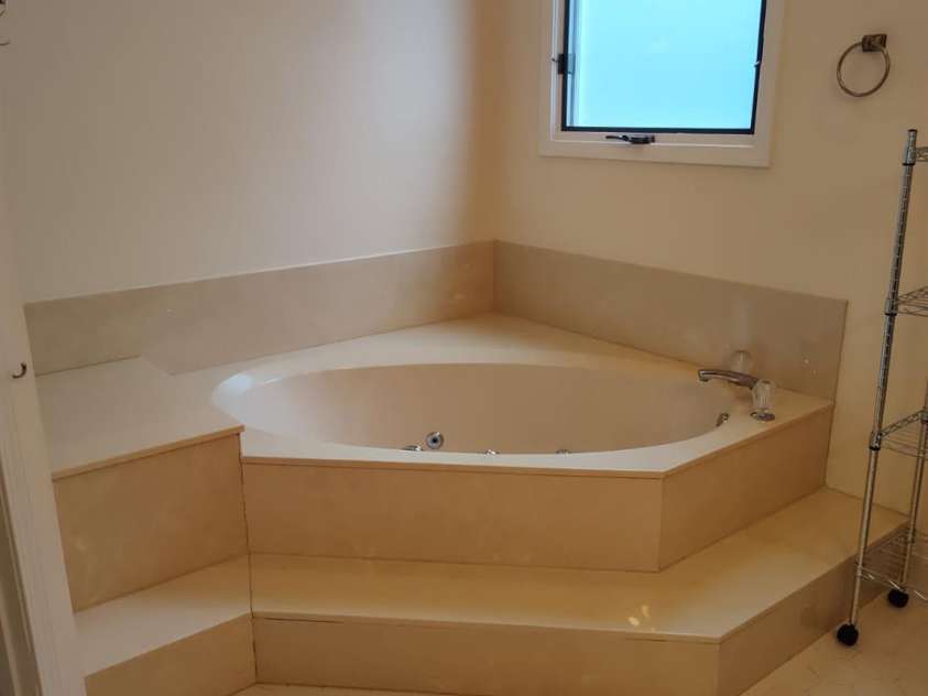 111 BLUFFVIEW Lane, Flat Rock, NC 28731.  MLS# CAR4355689, YatesRealty ID 3454. Garden Tub