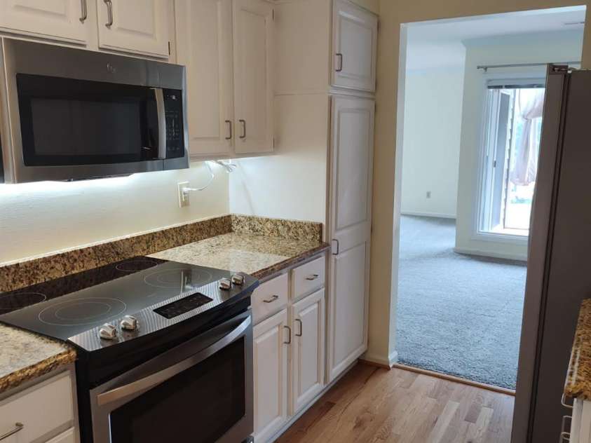 111 BLUFFVIEW Lane, Flat Rock, NC 28731.  MLS# CAR4355689, YatesRealty ID 3454. Kitchen