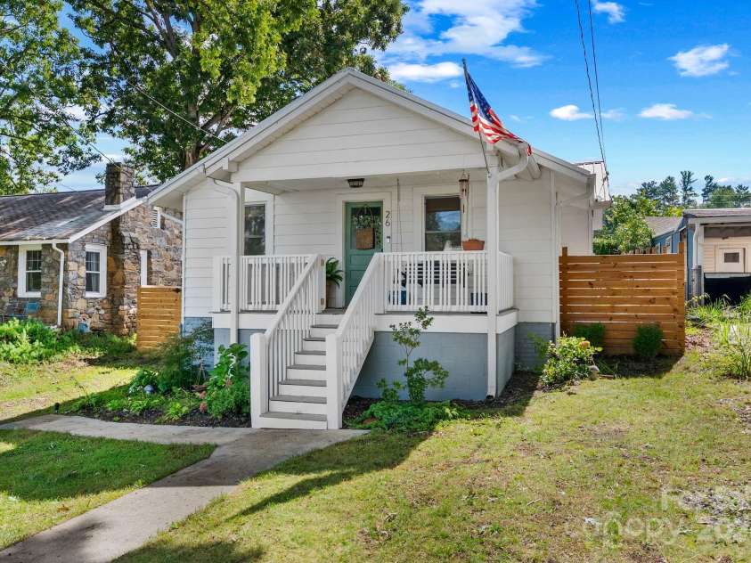 26 Oteen Park Place, Asheville, NC 28805.  MLS# CAR4292773, YatesRealty ID 34540. 