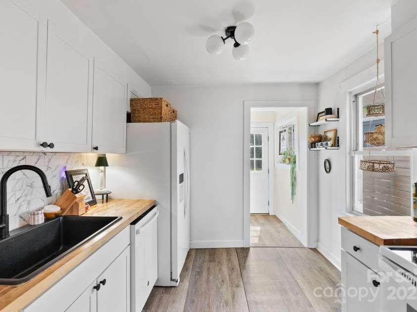 26 Oteen Park Place, Asheville, NC 28805.  MLS# CAR4292773, YatesRealty ID 34540. 